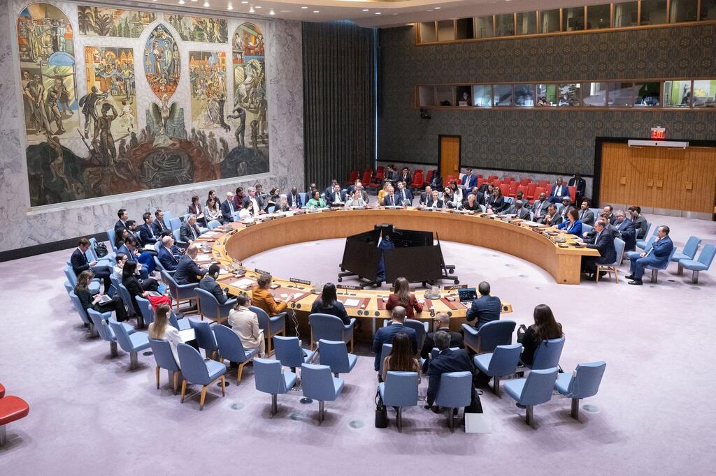 安全理事会关于威胁国际和平与安全的会议全景。